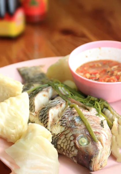 Gedünsteter Fisch mit Gemüse. — Stockfoto