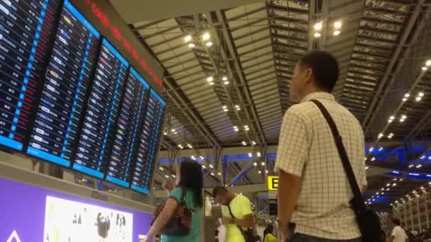 Tid förfaller människor skynda sig på Suvarnabhumi flygplatsen Thailand — Stockvideo