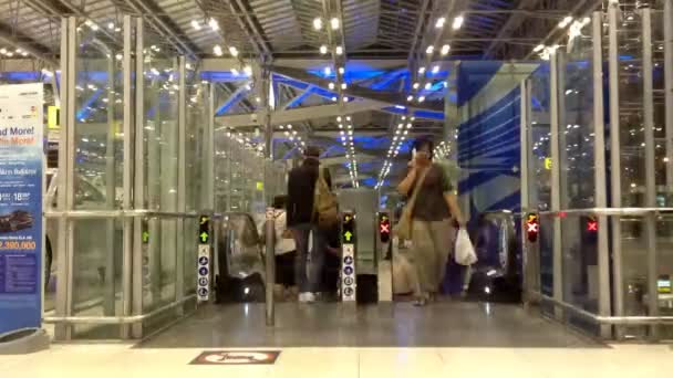 Tid förfaller människor skynda sig på Suvarnabhumi flygplatsen Thailand — Stockvideo