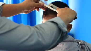 Kuaför kesim saç çocuk için.