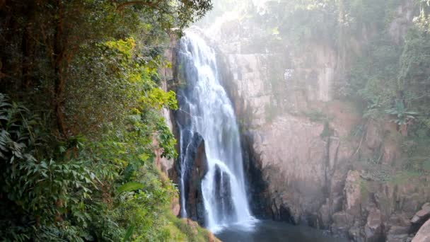 Водопад Хау На Рок Као Яй Национальный парк "Всемирное наследие" . — стоковое видео