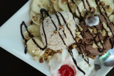 Vanilya ve kiraz, muz, dondurma masaya fındık.