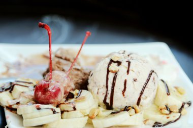 Vanilya ve kiraz, muz, fındık dondurma