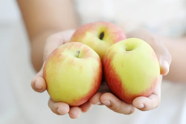 Mujer sosteniendo manzana . — Foto de Stock