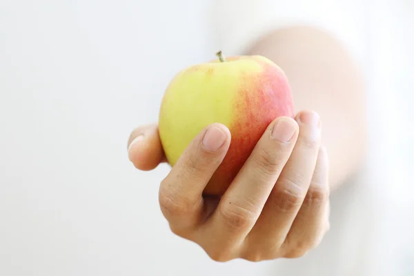 Mujer sosteniendo manzana . — Foto de Stock