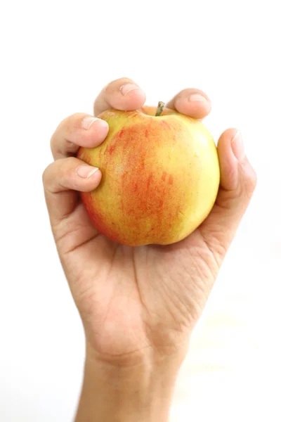 Kvinna hand innehav rött äpple. — Stockfoto