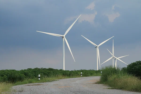 Grön äng med vindkraftverk som alstrar elektricitet — Stockfoto