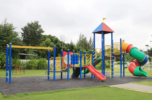 Aire de jeux pour enfants au parc — Photo