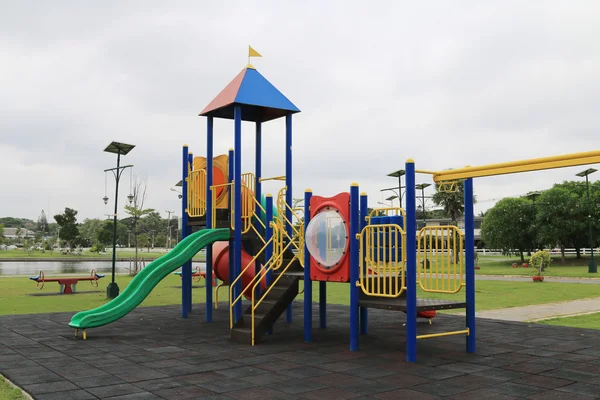 Parque infantil en el parque — Foto de Stock