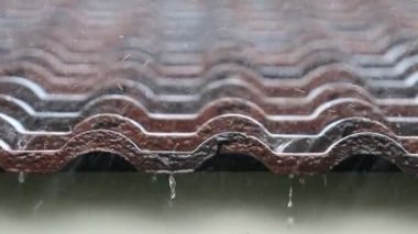 Kahverengi tuğla çatı üzerine düşen yağmur damlası