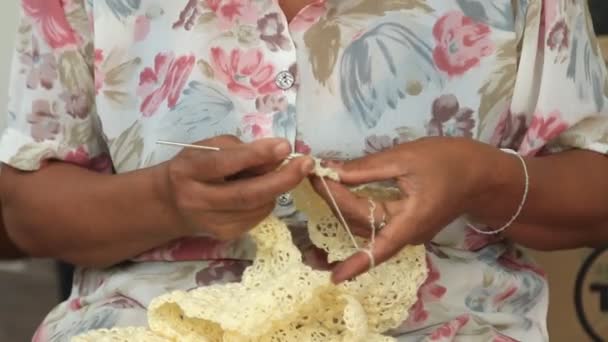 歳の女性の手編みのクローズアップ. — ストック動画