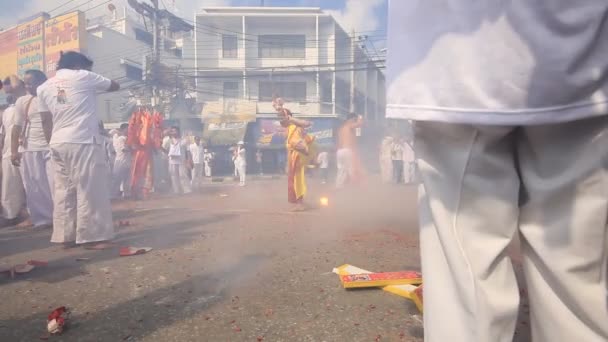 Vegetariska festivalen nio kejsaren gudarna Festival, Thailand. — Stockvideo