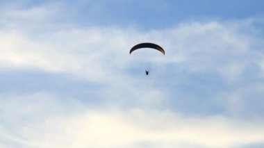 Mavi gökyüzünde paraglider .