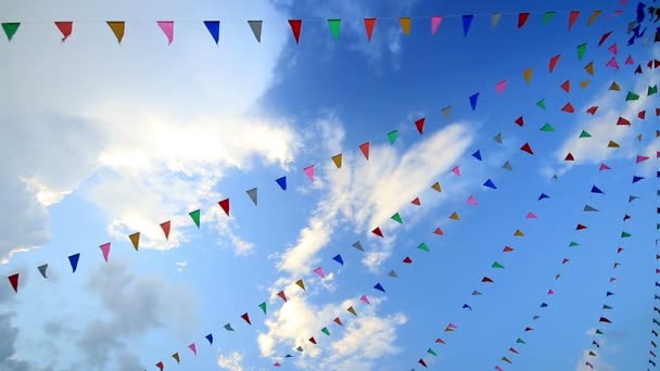 Banderas de fiesta en el viento — Vídeos de Stock