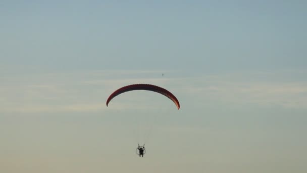 Mavi gökyüzünde paraglider . — Stok video