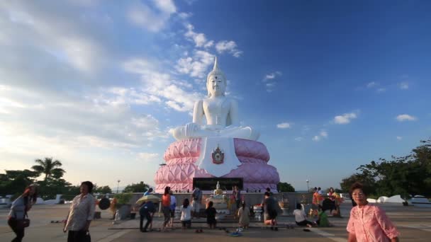 La gente visita grande statua di Buddha bianco — Video Stock