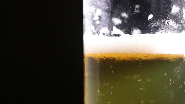 Burbujas de cerveza flotan en vidrio — Vídeo de stock