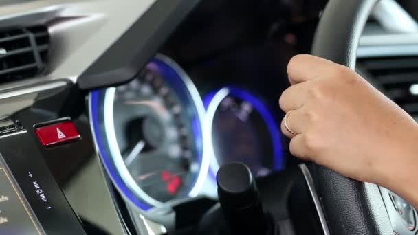 Женщина нажимает аварийную кнопку в машине — стоковое видео