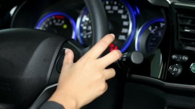 Arabadaki kadın basma düğmesi.