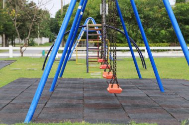  çocuklar oyun alanında zincir sallanır