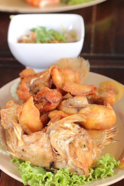  Kızarmış balık ile balık Sauc.