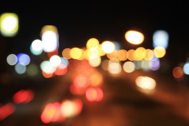 Defocused veya bokeh gece trafik ışıkları bulanıklık.