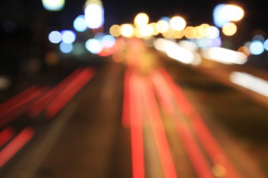 Defocused veya bokeh gece trafik ışıkları bulanıklık.