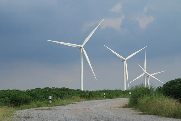 Pradera verde con turbinas eólicas generadoras de electricidad — Foto de Stock