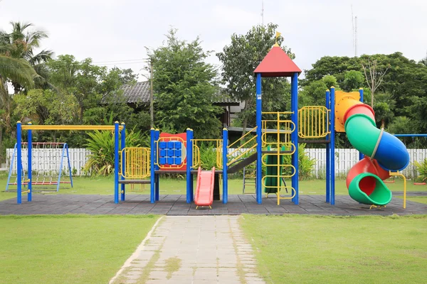 Parque infantil en el parque — Foto de Stock