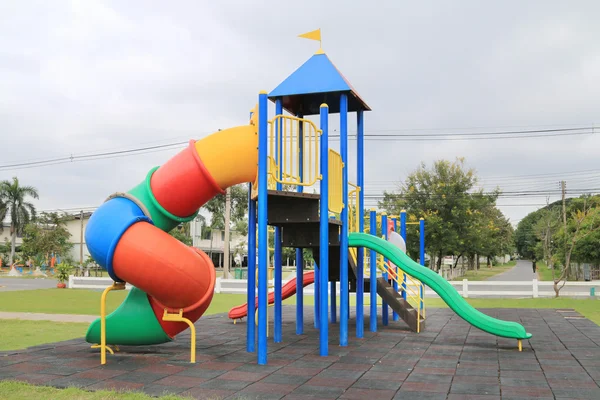 Parque infantil en el parque — Foto de Stock