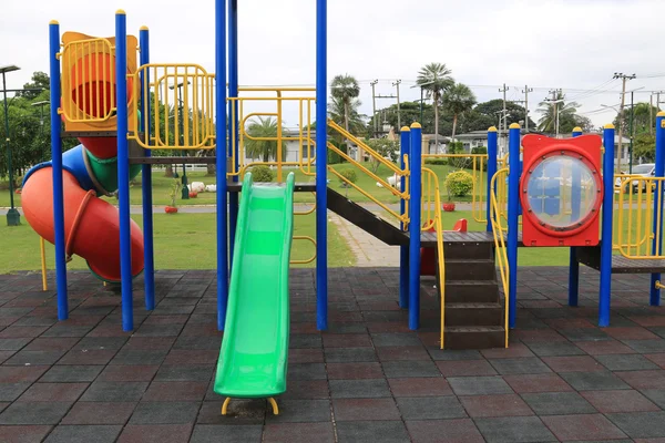 Parque infantil en el parque — Foto de Stock