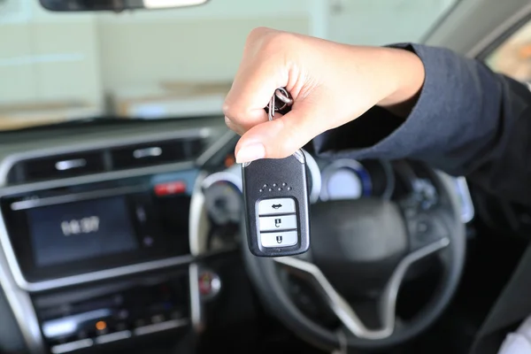 Mulher de negócios mostrar chave remota no carro veículo moderno . — Fotografia de Stock