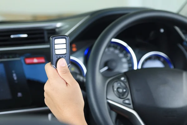 Femme d'affaires montrent clé à distance dans la voiture de véhicule moderne . — Photo