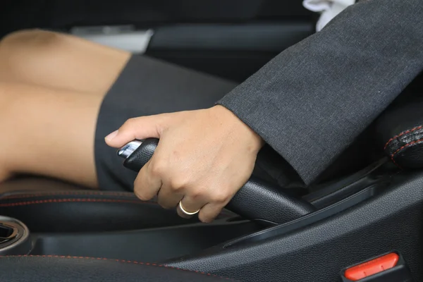 Mujer tirando del freno de mano en el coche —  Fotos de Stock