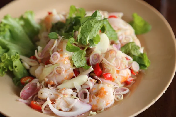Limon otu ve nane ile karides salatası.
