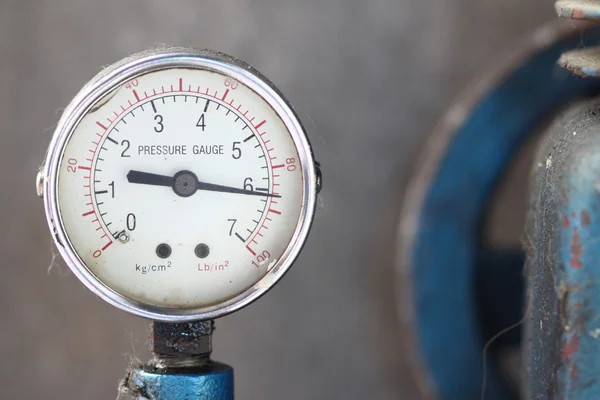 Fechar medidor de pressão com compressor . — Fotografia de Stock