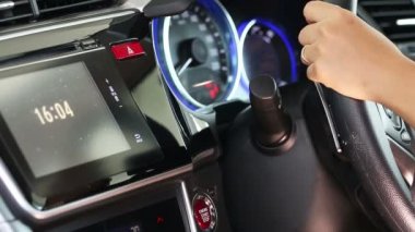 İş kadını basma düğmesi modern araba.