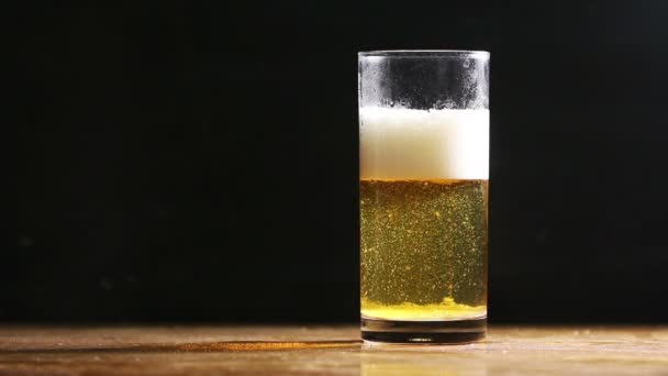 Bier bubbels float achtergrond, Macro close-up. — Stockvideo