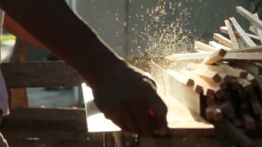 Marangoz kullanımı dairesel tablo elektrik kesme ahşap atölyesinde gördüm.
