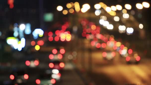 Defocused, vagy a blur bokeh éjszakai közlekedési lámpák. — Stock videók