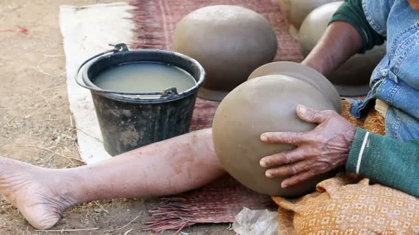 Mujer vieja haciendo una cerámica de barro, estilo tradicional tailandés . — Vídeo de stock