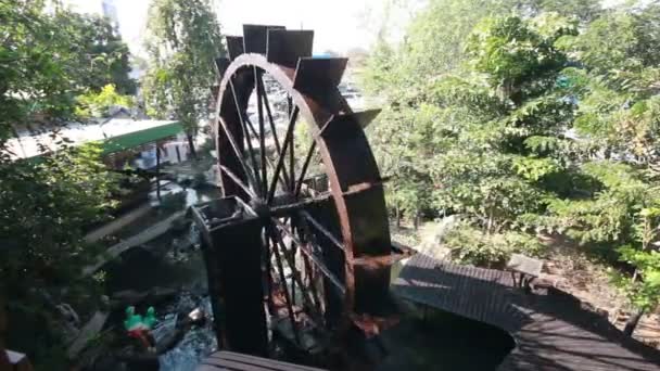 Wood Water wheel turbine, The use of water power for irrigation — Stock Video