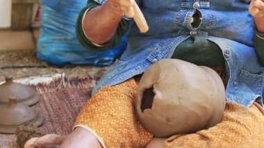 Yaşlı kadın yapma bir kil çömlek, Tay geleneksel tarzı.