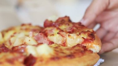 Bir dilim pizza alarak bir el kadar kapatın.