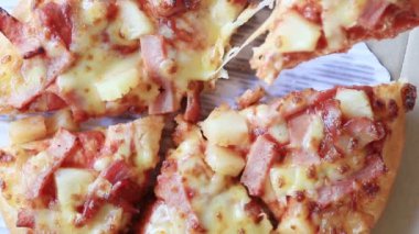 Bir dilim pizza alarak bir el kadar kapatın.