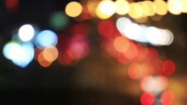 Defocused veya bokeh gece trafik ışıkları bulanıklık.