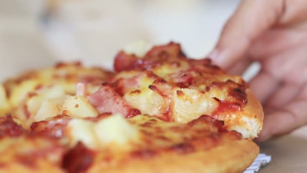 Acercar una mano tomando una rebanada de pizza . — Vídeos de Stock