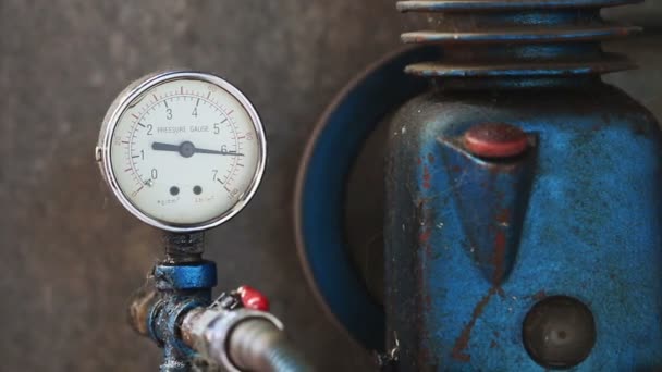 Close up pressure gauge with compressor working. — Stock Video