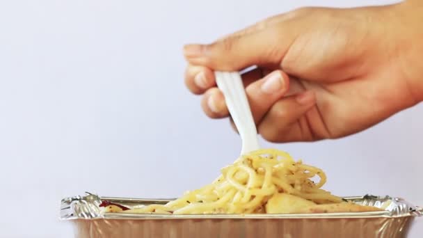 Nära håll en hand som håller en pasta. — Stockvideo