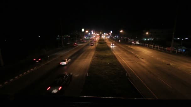 Tráfico ocupado por la noche en la carretera . — Vídeos de Stock